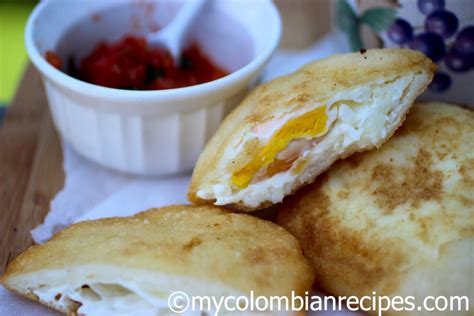  Arepa de Huevo: A Crispy Delight Filled with Gooey Goodness!