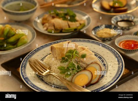   Hainanese Chicken Rice: หอมกรอบจากเนื้อไก่และข้าวหุงด้วยน้ำซุปเข้มข้น!