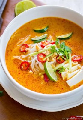  Laksa Johol: Indulge in Creamy Coconut Broth Infused with Aromatic Spices and Fiery Chili Paste!