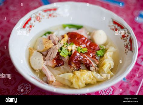  ก๋วยเตี๋ยวเป็ดไทอาน: อร่อยถึงใจและหอมหวลด้วยน้ำซุปที่ปรุงอย่างพิถี่ถัน!